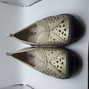 JBU by Jambu 8.5 W gold clogs